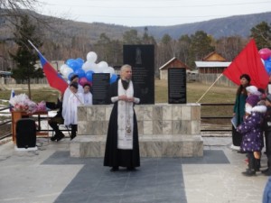 Открытие памятника, д. Быстрое, молебен, память