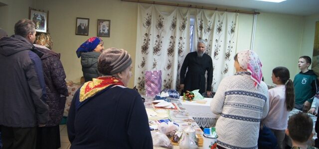 Прихожане Свято-Никольского прихода г. Слюдянка поздравляют своего настоятеля Олега Ушакова с 25-летием священнической хиротонии