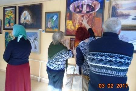 Выставку картин Ушаковых посетили поэты литобъединения «Огонек»